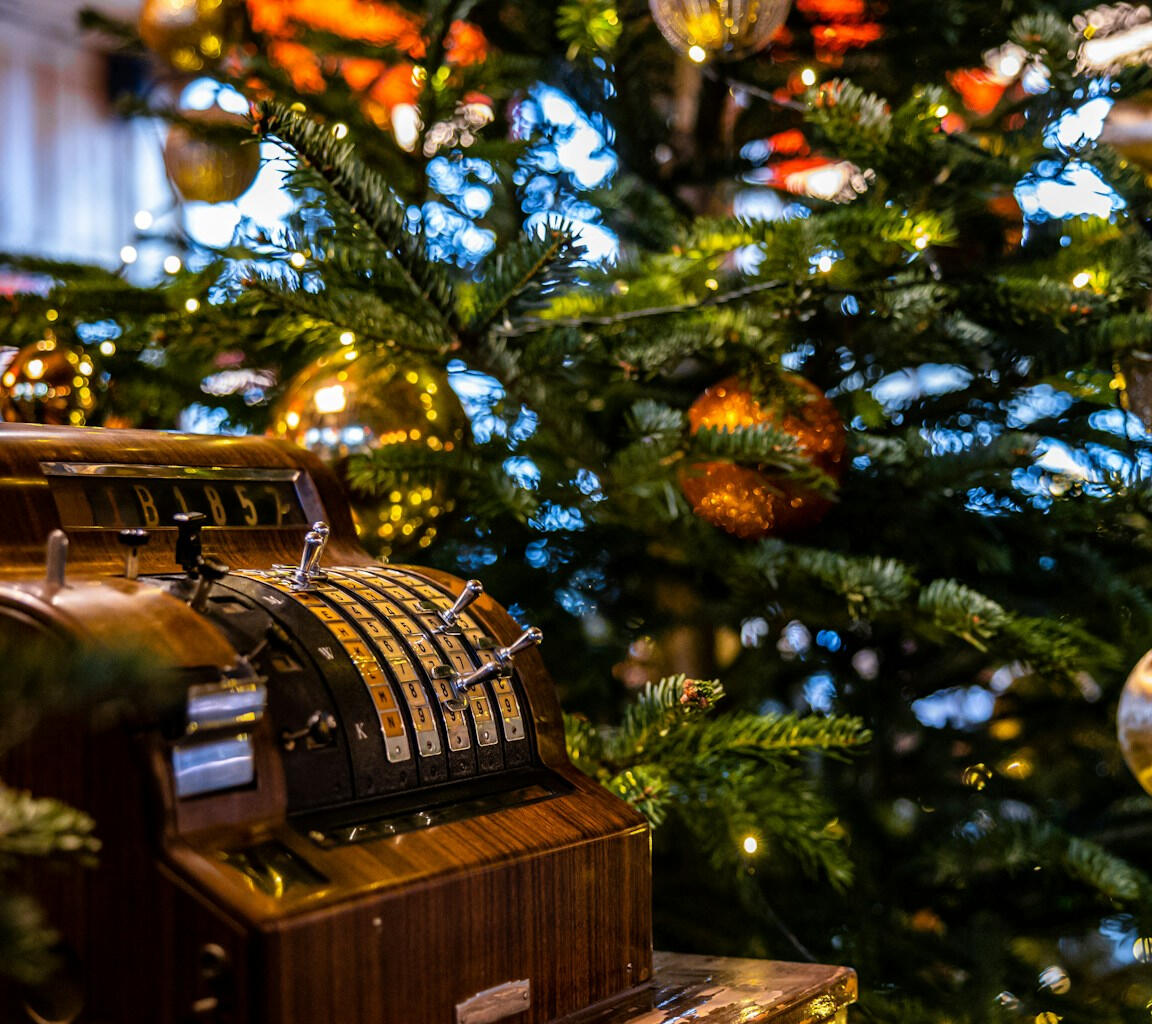 Kerstkringloop lelystad ,verkoop van tweedehands en vintage kerstdecoratie vind je bij ons ook geüpcyclede artikelen en organiseren we creatieve workshops De opbrengst van de pop-up kringloopwinkel gaat naar twee goede doelen: Stichting Leergeld Lelystad
